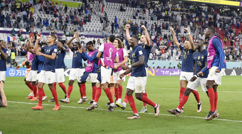 法國5日在卡達世界盃足球賽16強賽以3比1擊敗波蘭，成功晉級8強，球員們開心歡呼。（共同社）