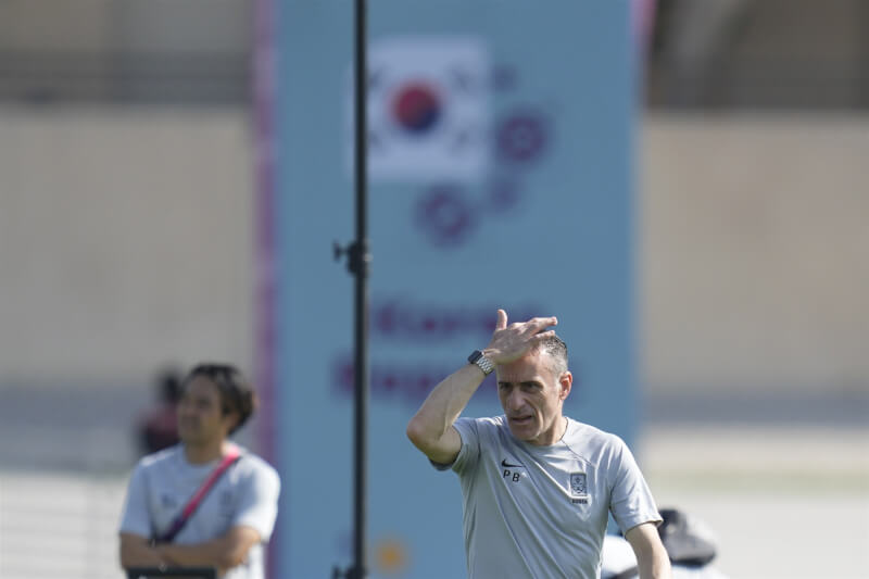 圖為韓國足球代表隊總教練班托（前）。（美聯社）