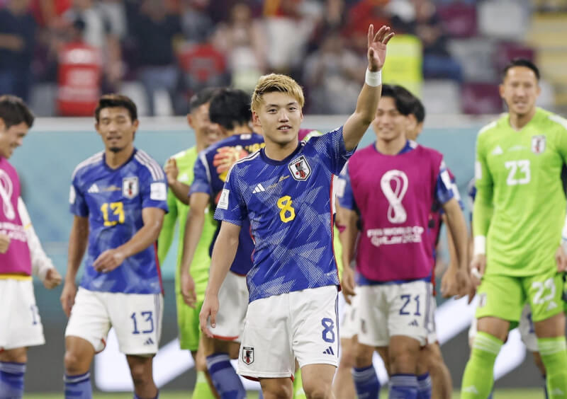 24歲的堂安律（前）被視為今晚日本對戰克羅埃西亞能否獲勝的關鍵選手，他表示，為了能晉級8強，有粉身碎骨的覺悟。（共同社）