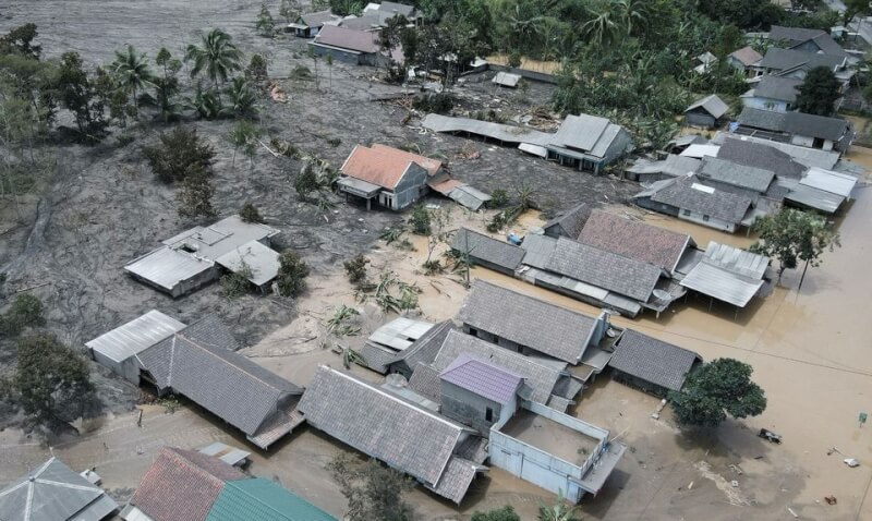 印尼東爪哇省最高峰塞梅魯火山4日噴發，近2500人被迫撤離。圖為塞梅魯火山爆發後，被淹沒的房屋。（路透社）