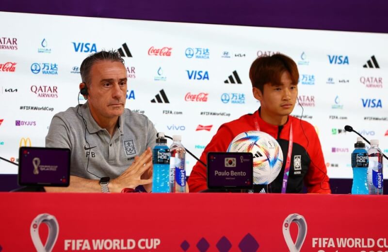 韓國驚奇闖進世界盃16強後，將對上奪冠大熱門巴西。圖左起為韓國總教練班托與隊員金珍洙。（路透社）