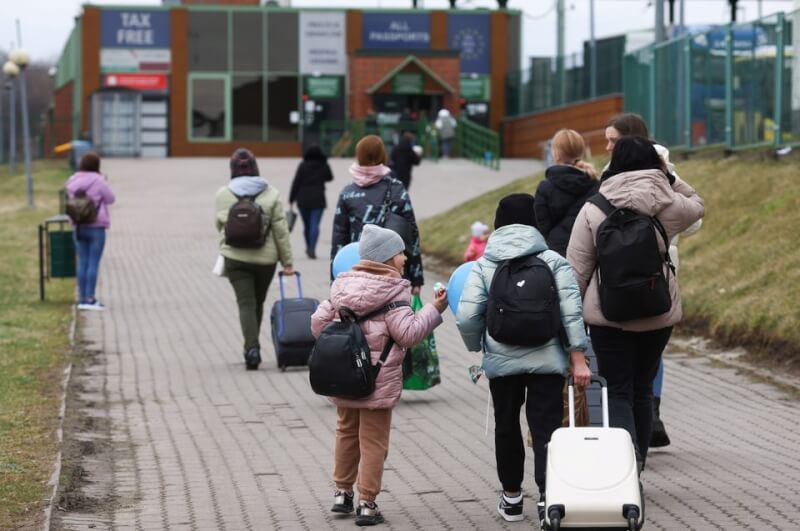 圖為4月6日烏克蘭難民穿越烏克蘭與波蘭邊界步行至波蘭邊境小鎮米迪卡（Medyka）。（路透社）