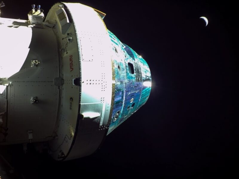 美國國家航空暨太空總署的獵戶座太空船（圖）5日近距離掠過月球。（圖取自twitter.com/NASAArtemis）