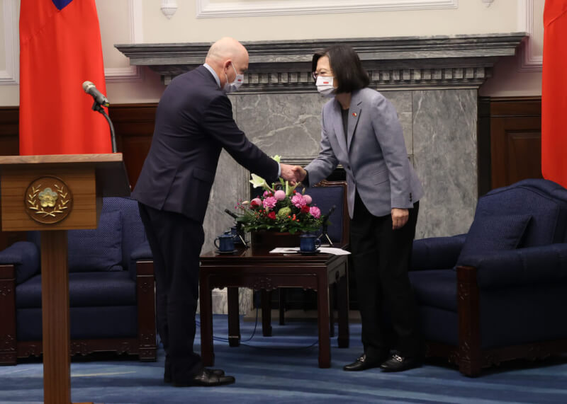 總統蔡英文(右)去年12月6日在總統府接見波蘭眾議院「波台國會小組」訪問團,與「波台國會小組」主席安佐(Waldemar Andzel)(左)握手致意。中央社記者鄭傑文攝 111年12月6日