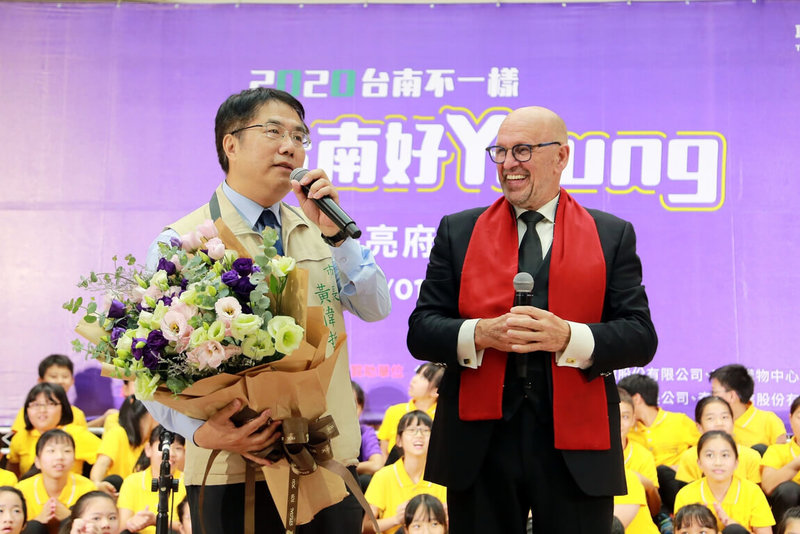 荷蘭美聲歌手馬丁賀肯斯（Martin Hurkens）（右）應台南市長黃偉哲（左）邀請，將於9日再度來台南，在耶誕演唱會演出。（台南市政府提供）中央社記者張榮祥台南傳真  111年12月6日