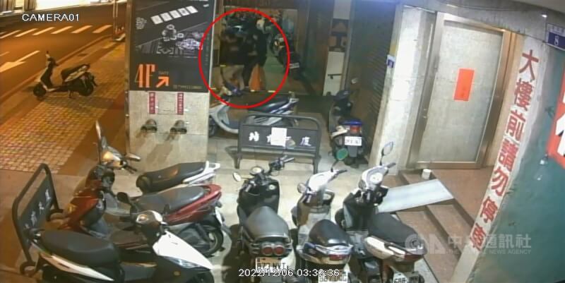 台中市警察局第一分局6日表示，凌晨3時許獲報有一名男性被害人在中區成功路欲訪友，卻突然遭到3名男子徒手搶劫。（翻攝照片）中央社記者蘇木春傳真 111年12月6日