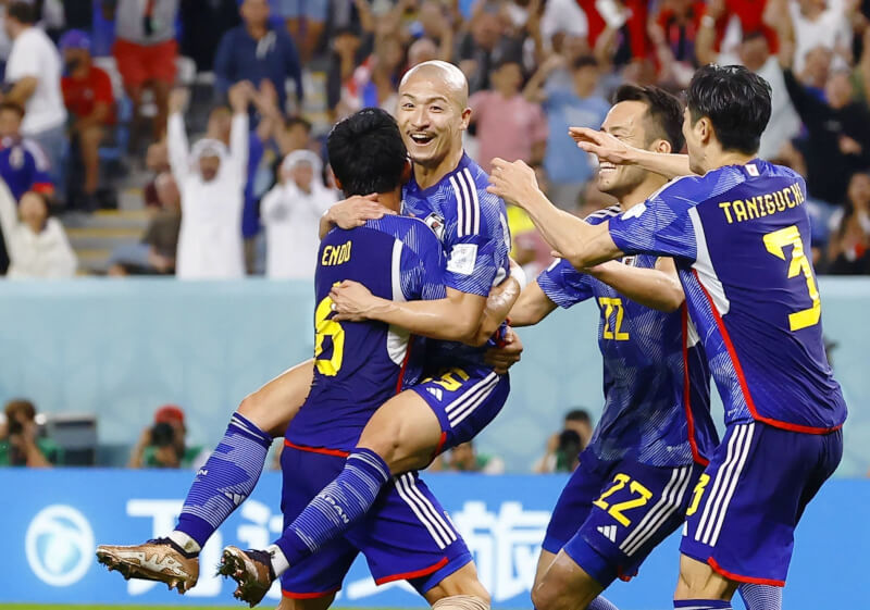 前田大然（前左2）在卡達世界盃足球賽16強賽為日本踢進第一球，開心與隊友慶祝。（共同社）
