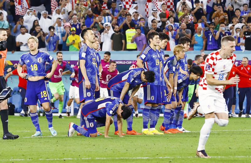 日本6日在卡達世界盃足球賽16強賽踢到PK大戰，最終以1比3不敵克羅埃西亞。（共同社）
