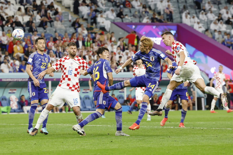 克羅埃西亞（白衣）與日本（藍衣）在世足16強賽交手，最終克羅埃西亞在PK大戰以3比1勝出。（共同社）
