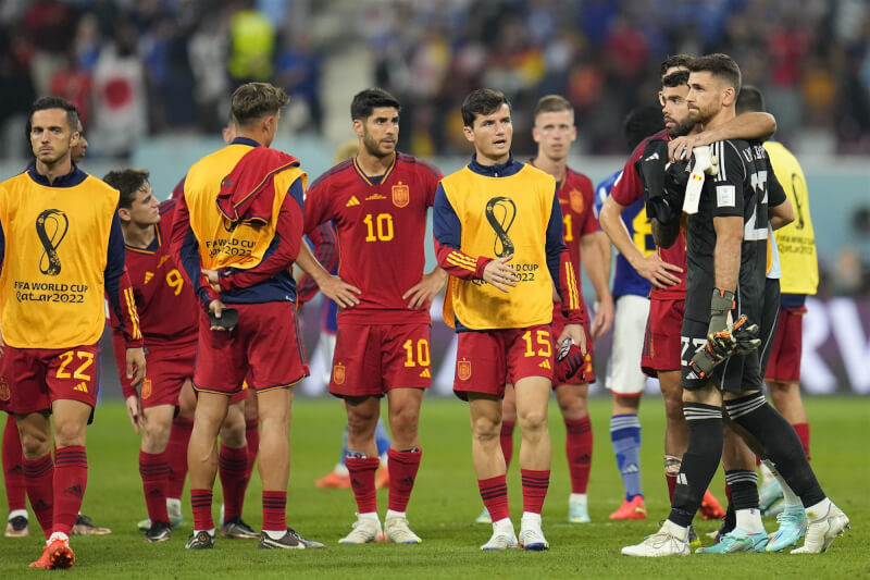 西班牙在卡達世界盃足球賽小組賽以2比1敗給日本，西班牙隊球員面露失望離開球場。（美聯社）