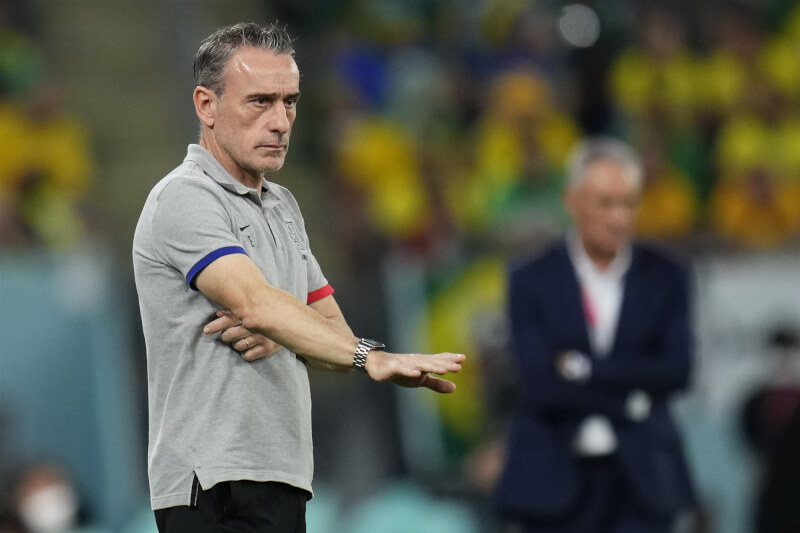 韓國在卡達世界盃不敵巴西，無緣晉級8強，總教練班托（前）在賽後表示，他不會繼續擔任韓國隊總教練。（美聯社）