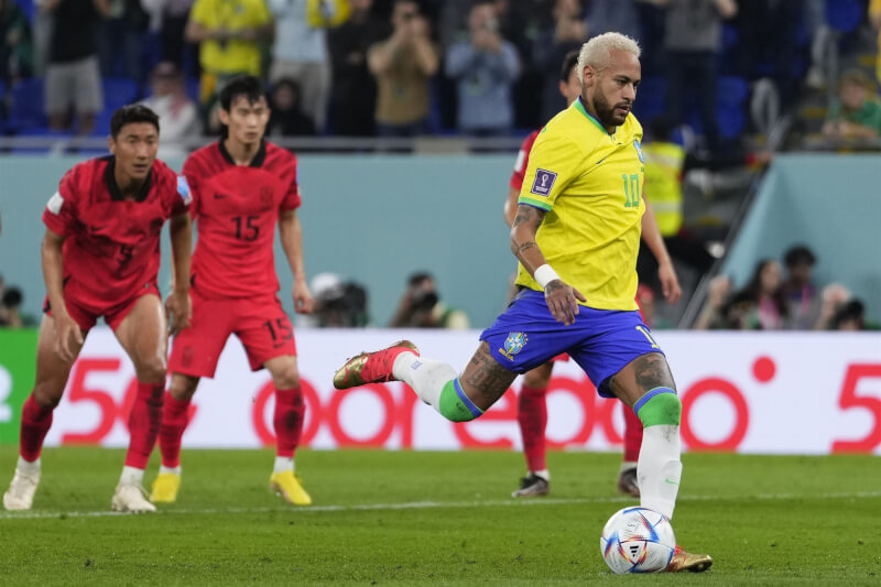 巴西名將內馬爾（前右）5日在卡達世界盃足球賽16強賽靠著12碼罰球射門破網，率隊以4比1擊敗韓國，成功晉級8強賽。（美聯社）