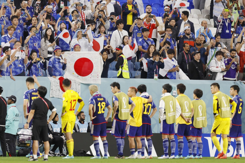 日本6日輸給克羅埃西亞，無緣晉級世足前8強，球迷賽後在場邊給予球員支持及鼓勵。（共同社）