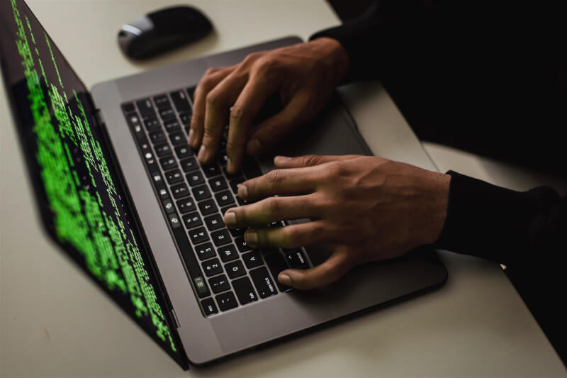 德國發布最新警告，指中國駭客利用企業和私人網路設備、甚至入侵家用智慧型窗簾等裝置，在安全漏洞掩藏下，對政府機構發起網攻。（示意圖／圖取自Pexels圖庫）