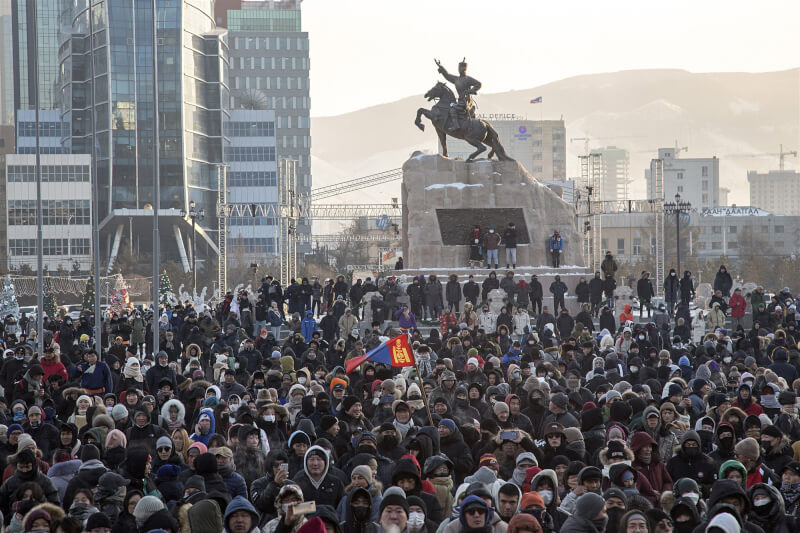 蒙古國首都烏蘭巴托6日有數以千計人在寒冬中抗議國內煤礦業疑似存在貪腐，並對居高不下的通貨膨脹率表達不滿。（美聯社）