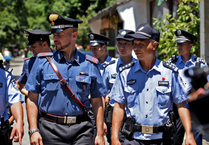 中國在全球廣設非法「警察局」，義大利據點最多。圖為2018年中國與義大利警察在杭州啟動聯合巡邏。（中新社）
