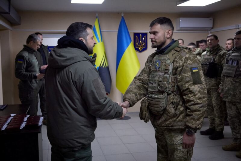 烏克蘭總統澤倫斯基（前左）6日趁著軍人節前往東部頓內茨克州巴赫姆特市附近視察軍隊。（路透社）