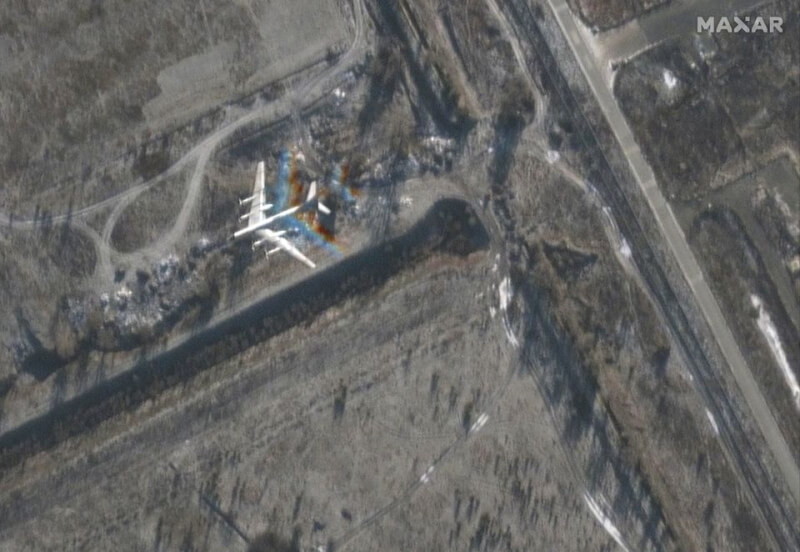 圖為3日衛星影像顯示轟炸機在俄羅斯薩拉托夫州恩格斯空軍基地東北部飛行。（Maxar Technologies/Handout via 路透社）
