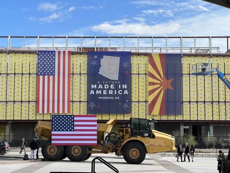 台積電在美國鳳凰城的新廠6日舉行移機典禮，廠房建築上高掛美國國旗、亞利桑那州旗和「美國製造」標語。中央社記者林宏翰亞利桑那鳳凰城攝 111年12月7日