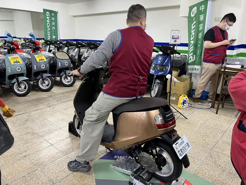 微型電動2輪車強制掛牌已上路，使用中的車輛有2年緩衝期，公路總局與車輛經銷商、移工仲介公司等多個單位合作，提供「到點服務」，若有30輛以上就可向公路監理機關預約申請。（公路總局提供）中央社記者汪淑芬傳真  111年12月7日