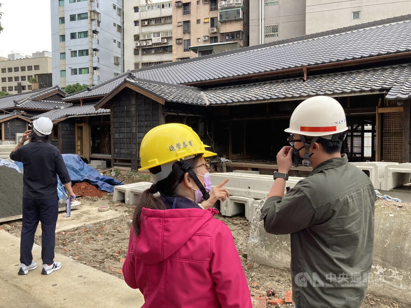 台北市文化局7日與文資委員到將完工的市定古蹟「前南菜園日式宿舍群」會勘，修復團隊預計2023年2月1日完工，後續還需3個月驗收期及3個月申請使用許可期，因此目前已在擬定招商文件，完工將後啟動招商。中央社記者陳昱婷攝  111年12月7日