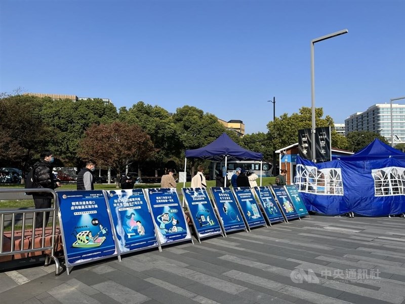 圖為上海市一處核酸檢測亭前民眾排隊等待採樣。中央社記者李雅雯上海攝 111年12月7日