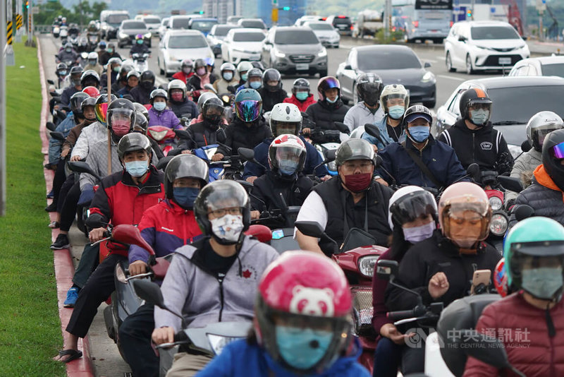 根據美國有線電視新聞網（CNN）報導，台灣險象環生的道路交通令人卻步不少。為吸引與留住國際旅客，批評人士指出，台灣必須改善道路交通，將駕駛與行人安全考量在內。圖為大批機車騎士7日午後在台北士林承德路上停等紅燈。中央社記者徐肇昌攝 111年12月7日