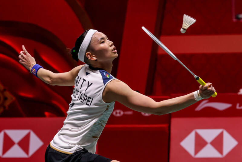 東京奧運羽球銀牌得主、台灣一姐戴資穎7日在世界羽球巡迴賽年終賽首役，以19比21、19比21不敵對手，吞下小組賽首敗。（Badminton photo提供）中央社記者龍柏安傳真 111年12月7日