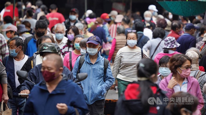 圖為台北北投市場外攤採買人潮。（中央社檔案照片）