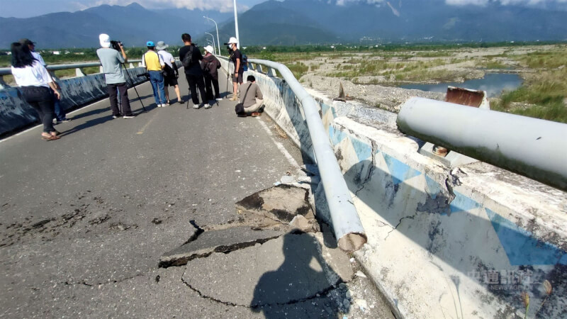 台東9月17日晚間發生芮氏規模6.4地震，鹿野鄉寶華橋錯位。中央社記者盧太城攝 111年9月18日