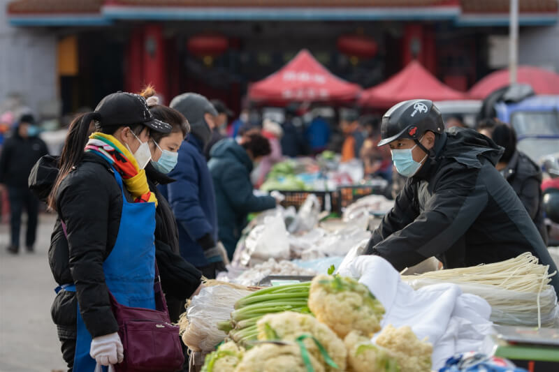 圖為山西省民眾7日上市場買菜。（中新社）