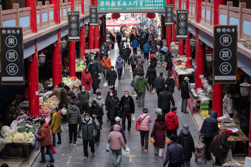 中國官方7日公布新的優化落實防疫10條措施，包含無症狀感染者與輕型病例可採居家隔離、落實高風險區「快封快解」等。圖為山西太原市民眾7日在市場購買蔬菜。（中新社）