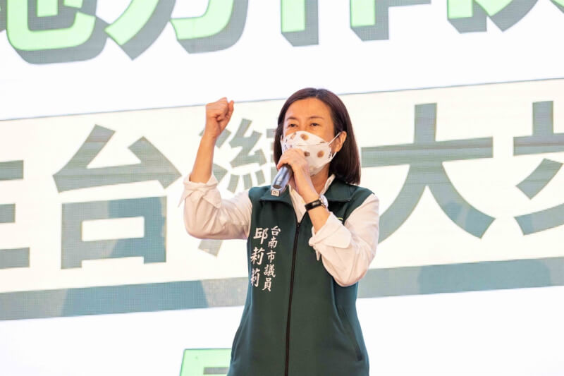民進黨團7日召開黨團會議，決議推出議員邱莉莉角逐台南市議會議長。（圖取自facebook.com/liliservice2012）