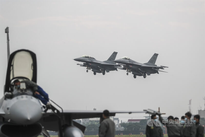 美國參議院通過2023年度國防授權法案，授權未來5年提供台灣100億美元無償軍援，並要求加速處理台灣軍購請求。圖為F-16V操演。（中央社檔案照片）