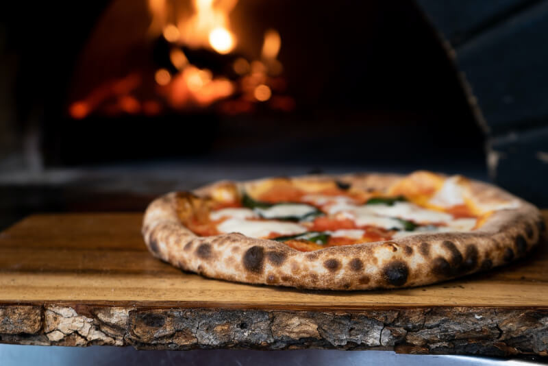 義大利拿坡里的披薩協會已向歐盟申請認證，符合規範才能被稱作「拿坡里披薩」。（示意圖／圖取自Unsplash圖庫）