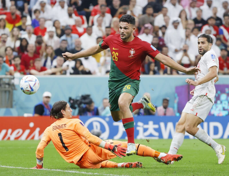 葡萄牙球員拉莫斯（前中）6日替代「C羅」羅納上場迎戰瑞士，攻進3球上演本屆世界盃首個帽子戲法。（共同社）