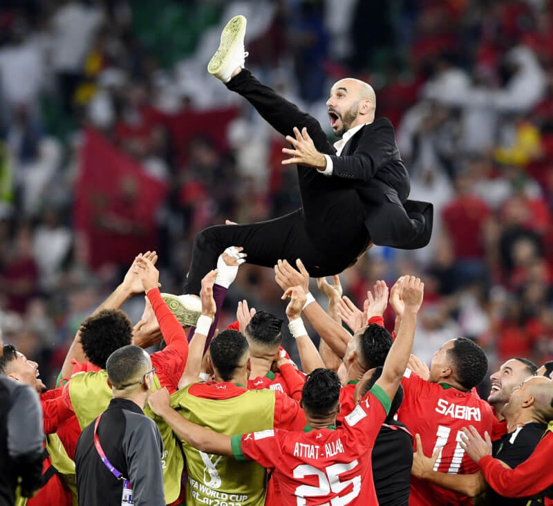 摩洛哥擊敗西班牙首次闖進世界盃8強，賽後球員們將總教練雷格拉吉拋在空中慶祝。（共同社）