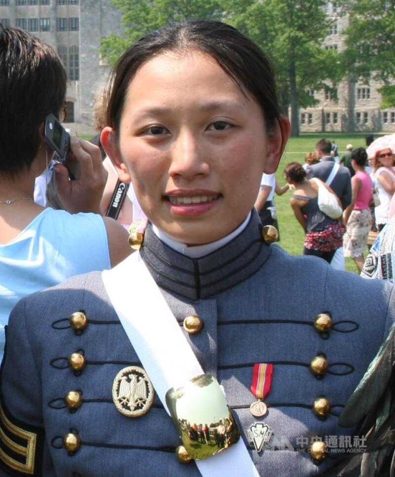 台灣首位畢業於西點軍校的女軍官洪琬婷中校申請退伍獲准。圖為2007年洪琬婷西點軍校畢業。（中央社檔案照片）