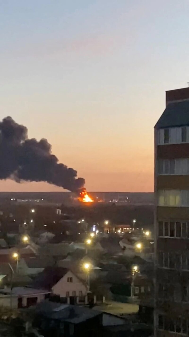 鄰近烏克蘭的俄羅斯庫斯克市一座軍用機場6日遇襲，造成一座儲油槽起火燃燒。（Ostorozhno Novosti via路透社）