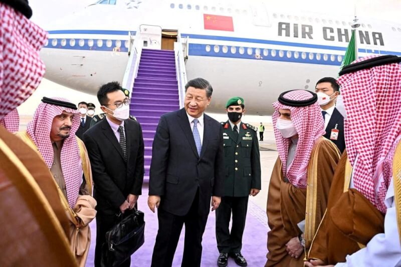 中國國家主席習近平（前中）7日出訪沙烏地阿拉伯（Saudi Press Agency/Handout via 路透社）