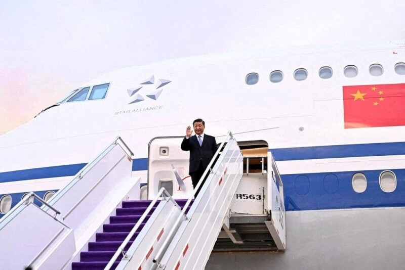 中國國家主席習近平（前中）7日抵達沙烏地阿拉伯。（Saudi Press Agency/Handout via 路透社）