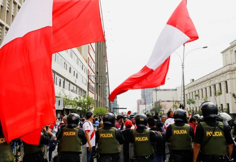 秘魯總統卡斯蒂約為繼續掌權試圖解散國會，引發國內外強烈反彈，最終難逃彈劾解職並遭逮捕的命運。圖為國會7日罷黜卡斯蒂約後，警察阻擋示威人群。（路透社）
