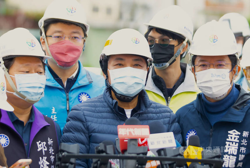 國民黨台北市第3選區立委補選參選人王鴻薇拋出核二、核三延役議題，對手吳怡農反問是不是有問過新北市長侯友宜的看法。侯友宜（前中）8日表示，核安應嚴格把關，中央也要趕快處理核廢料。中央社記者王鴻國攝  111年12月8日