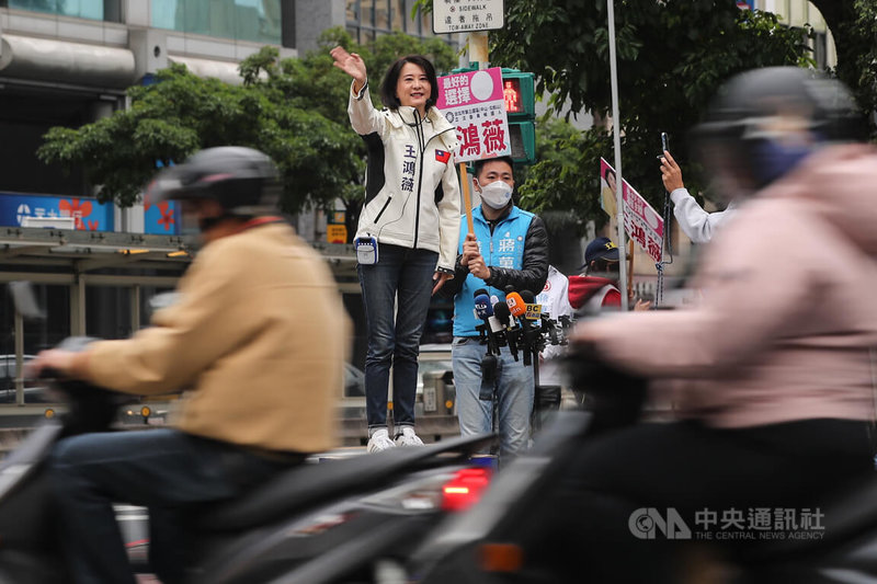 國民黨台北市第3選區立委補選參選人王鴻薇（中白衣者）8日上午在松江南京路口拜票，向路過民眾打招呼，懇請支持。中央社記者裴禛攝  111年12月8日