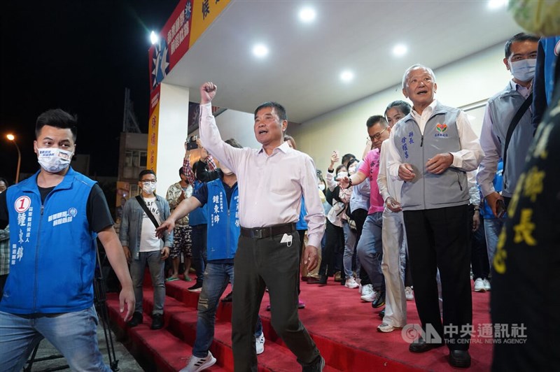 圖為鍾東錦（前中）11月26日在競選總部向支持者致意。（中央社檔案照片）