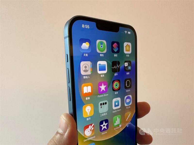 圖為iPhone 14 Plus。（中央社檔案照片）