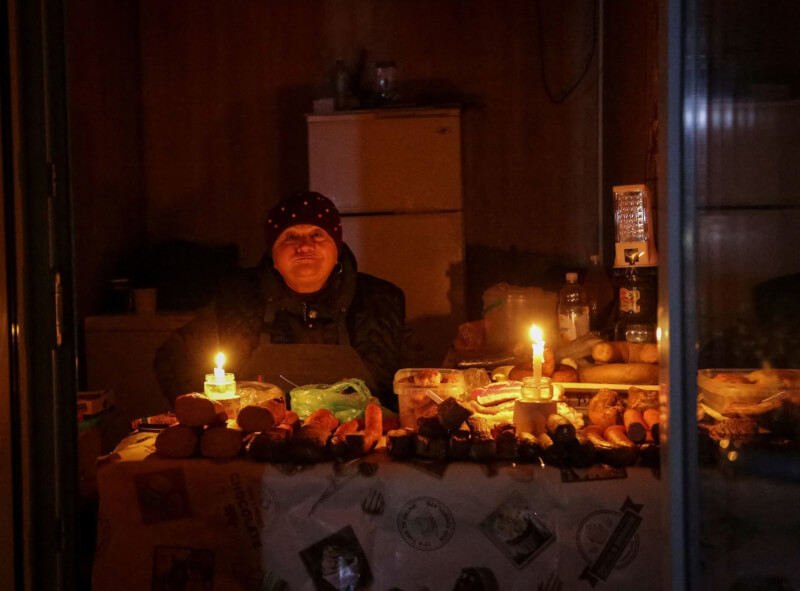 俄羅斯近來對烏克蘭重要基礎設施發動了8波空襲，嚴重損害烏克蘭的電網，造成境內各地緊急停電和限電。圖為5日敖德薩一間商家點蠟燭等待客人上門。（路透社）