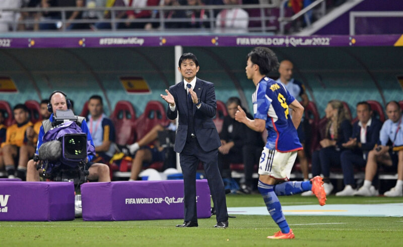 日本隊總教練森保一（前中）7日表示，雖然未能突破世界盃16強的鐵壁看到「新風景」，但選手們讓大家看到新時代。圖為1日日本對西班牙比賽，森保一在場邊指導。（共同社）