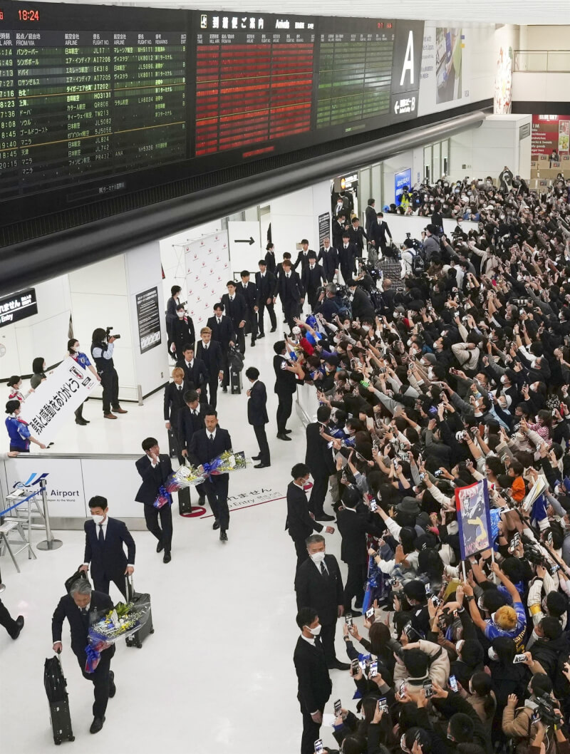 日本總教練森保一與部分日本隊成員搭機從卡達首都杜哈返回東京成田機場，受到大批球迷歡迎。（共同社）