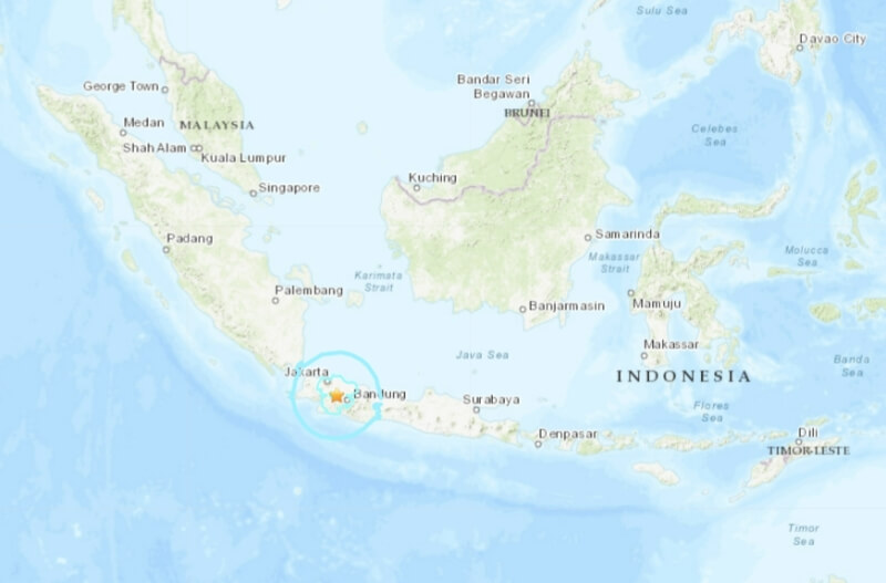 印尼8日上午7時50分發生芮氏規模5.8強震，震央（星號處）在西爪哇省蘇甲巫眉東南方約22公里處。（圖取自美國地質調查所網頁earthquake.usgs.gov）